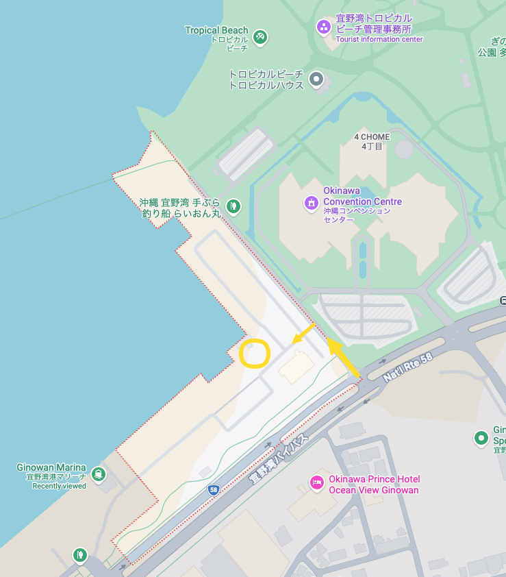 国道58号から黄色の矢印の入口で入ってください。会場は黄色い丸のあたりです。